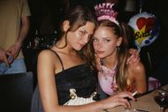 Jamie King (R) in 2000 (Image via Getty)